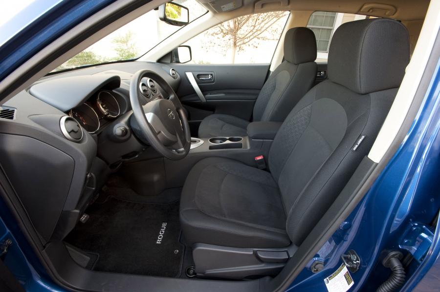 Интерьер Nissan Rogue 360° 2010 года  (фото 5 из 14)